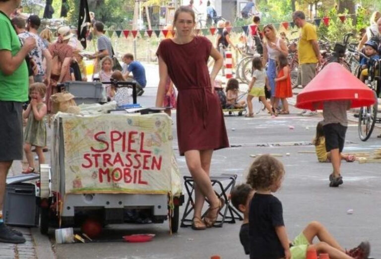 Temporäre Spielstraßen in Berlin: Straßenfest oder öffentlicher Raum?